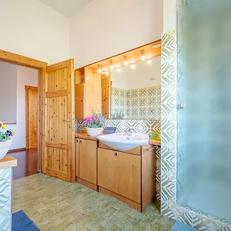 Pet Friendly In With Kitchen *
